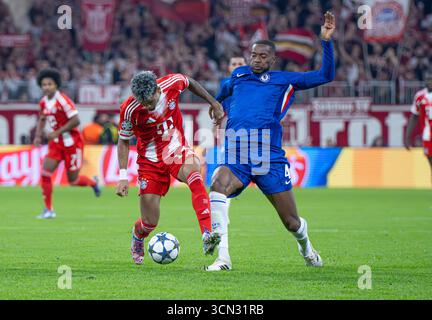 Luis Diaz est attaqué par Tosin Adarabioyo Banque D'Images