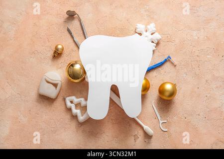 Composition avec dent en papier, outils dentiste et décorations de Noël sur fond de couleur Banque D'Images