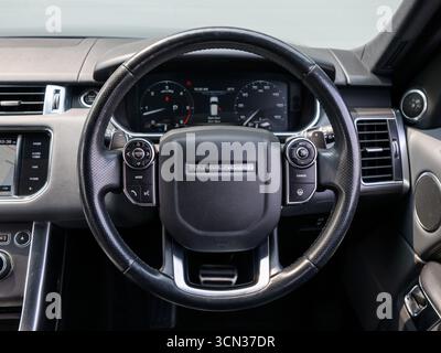 Derby, Royaume-Uni - 19 septembre 2025 : volant Range Rover arborant le logo emblématique Range Rover et boutons multifonctions intégrés Banque D'Images