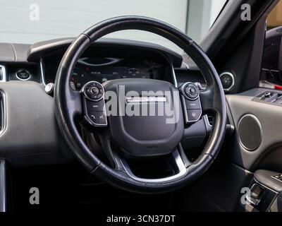 Derby, Royaume-Uni - 19 septembre 2025 : volant Range Rover arborant le logo emblématique Range Rover et boutons multifonctions intégrés Banque D'Images