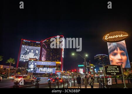 LAS VEGAS - 21 AOÛT 2024 : panorama nocturne de Las Vegas Boulevard avec Resorts World Las Vegas et encore Las Vegas, avec circulation et piétons Banque D'Images