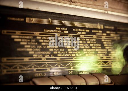 BELGRADE, SERBIE - 20 JUILLET 2025 : ancien récepteur radio de table montrant l'échelle de fréquence et les noms des stations, avec un accent sur les marquages analogiques wh Banque D'Images