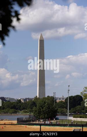 Washington, DC, États-Unis - 7 juin 2025 : les gens marchent devant le Washington Monument par une belle journée. Banque D'Images