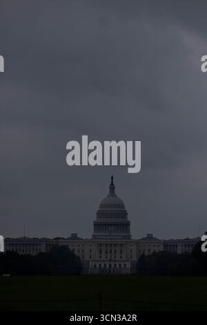Des nuages sombres passent au-dessus du bâtiment du Capitole des États-Unis à Washington, DC, États-Unis. Banque D'Images