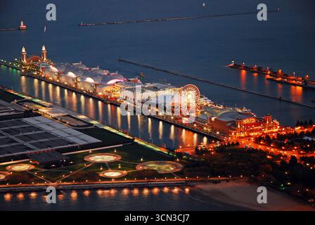 Une vue aérienne de Navy Pier à Chicago la nuit Banque D'Images