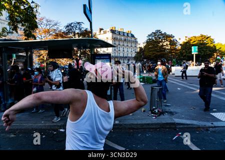 Paris, Paris, France, France. 18 septembre 2025. Des dizaines de milliers de personnes ont défilé jeudi à Paris à l'appel des grands syndicats français ''' CFDT, CGT, FO, CFE-CGC, CFTC, Unsa, FSU et solidaires. Il s'agit du premier front uni de l'union depuis le 6 juin 2023. Les écoles, les pharmacies, les transports publics et même les travailleurs de l'énergie se sont joints à la grève, paralysant la vie quotidienne dans la capitale alors que la police se préparait à de nouveaux troubles. La manifestation a été marquée par des affrontements intenses entre manifestants et policiers.80 000 policiers et gendarmes déployés à travers le pays, soutenus par des véhicules blindés. La mobilisation, visée sq Banque D'Images
