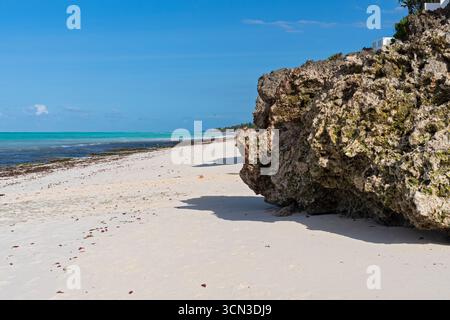 sable et rives rocheuses de la côte de l'océan indien dans le nord de zanzibar tanzanie Banque D'Images