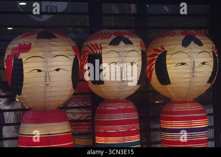 Poupées Kokeshi en papier exposées à Tokyo, au Japon Banque D'Images