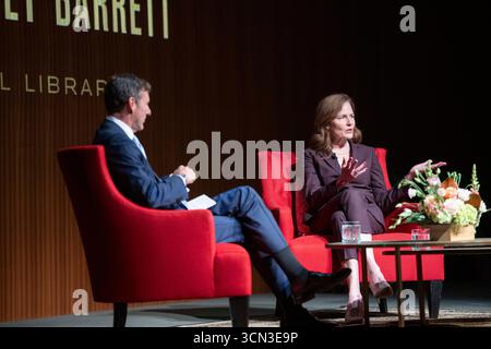 Austin, États-Unis. 18 septembre 2025. La juge AMY CONEY BARRETT, associée à la Cour suprême des États-Unis, parle de son nouveau livre, « Listening to the Law », lors d'une conférence d'une heure avec l'historien Mark Updegrove à la bibliothèque LBJ à Austin, Texas, le 18 septembre 2025. Barrett a parlé de sa vie à la Cour suprême et de la façon dont les décisions sont prises. Crédit : Bob Daemmrich/Alamy Live News Banque D'Images