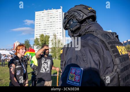 Prague, République tchèque. 18 septembre 2025. Policier et manifestants vus lors de la campagne du parti d'extrême droite liberté et démocratie directe (SPD), Svoboda a prima demokracie en tchèque, à Prague. Les élections législatives auront lieu les 3 et 4 octobre 2025. Crédit : SOPA images Limited/Alamy Live News Banque D'Images