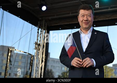 Prague, République tchèque. 18 septembre 2025. Tomio Okamura, leader du parti d'extrême droite liberté et démocratie directe (SPD), Svoboda a prima demokracie en tchèque, a été vu avec un drapeau tchèque lors du rassemblement de campagne du parti à Prague. Les élections législatives auront lieu les 3 et 4 octobre 2025. Crédit : SOPA images Limited/Alamy Live News Banque D'Images