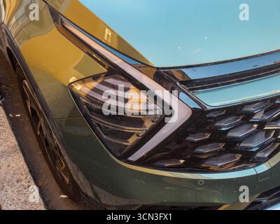 Cremona, Italie 16 septembre 2025 Kia Sportage 2022 NQ5 SUV garé dans une rue de la ville, montrant un détail en gros plan du phare moderne, de la calandre, Banque D'Images