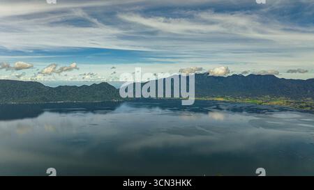 Lac bleu Maninjau dans un cratère parmi les montagnes. Sumatra, Indonésie. Banque D'Images
