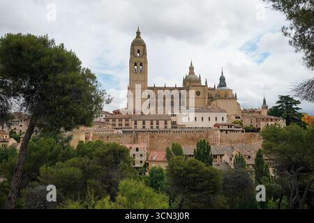 La cathédrale notre-Dame de l'Assomption et de Saint Fructus est une cathédrale catholique romaine située dans la ville espagnole de Ségovie Banque D'Images