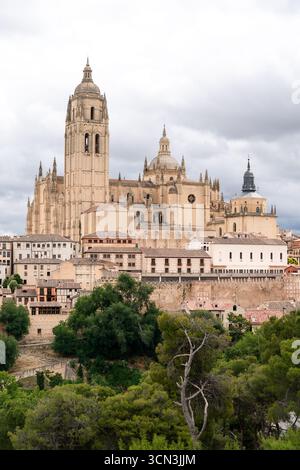 La cathédrale notre-Dame de l'Assomption et de Saint Fructus est une cathédrale catholique romaine située dans la ville espagnole de Ségovie Banque D'Images