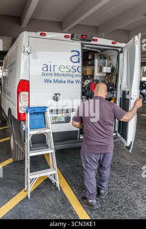 South Miami Floride, vue arrière du fourgon de travail commercial, logo de la société Air Esscentials, slogan de spécialiste du marketing et de la marque, technicien de service masculin Banque D'Images