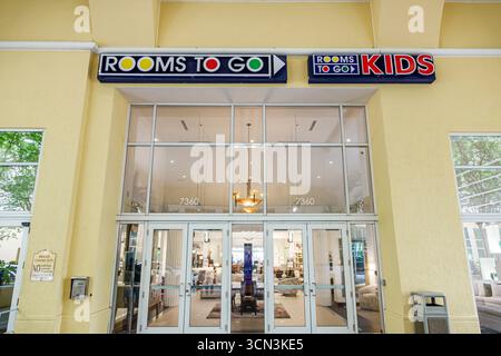 Kendall Miami Floride, chambres à aller, affaires de magasin de meubles, intérieur, mise en scène de vente d'affichage, portes vitrées d'entrée de magasin, panneau extérieur de bâtiment Banque D'Images