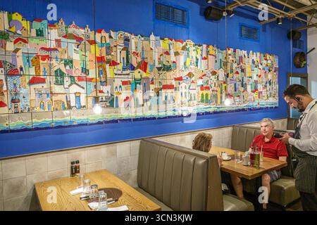 Coral Gables Miami Florida, Coral Way SW 24th Street, Sergio's restaurant cubain, intérieur, art mural en carreaux de céramique colorés, coin salon de cabine, Banque D'Images