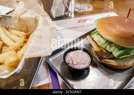 Coral Gables Miami Floride, Coral Way SW 24th Street, Sergio's restaurant cubain, intérieur, mahi mahi grillé sandwich à la laitue mahi pain aux tomates, Frenc Banque D'Images