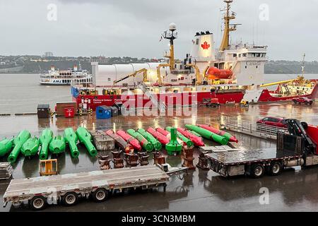 Québec, Canada. 13 juillet 2025. Un navire de la Garde côtière canadienne est amarré le 13 juillet 2025 dans un port de Québec, avec une gamme de bateaux rigides colorés sur le quai et de l'équipement prêt pour le déploiement. La scène est couverte et calme. (Photo de Samuel Rigelhaupt/Sipa USA) crédit : Sipa USA/Alamy Live News Banque D'Images