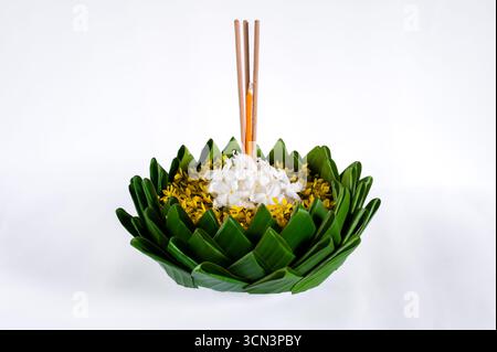 Feuille de banane Krathong qui ont 3 bâtons d'encens et la bougie décorent avec des fleurs pour le festival Loy Krathong isolé sur fond de papier blanc. Banque D'Images
