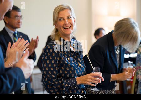 La duchesse d'Édimbourg lors de la réception de l'Initiative MUSUBI à la résidence de l'Ambassadeur à Tokyo, le premier jour de leur visite au Japon. La nouvelle initiative MUSUBI (« MUSUBI » signifie « connexion » en japonais) vise à établir des relations entre les personnes et les entreprises au Royaume-Uni et au Japon. Date de la photo : vendredi 19 septembre 2025. Banque D'Images