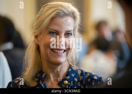 La duchesse d'Édimbourg lors de la réception de l'Initiative MUSUBI à la résidence de l'Ambassadeur à Tokyo, le premier jour de leur visite au Japon. La nouvelle initiative MUSUBI (« MUSUBI » signifie « connexion » en japonais) vise à établir des relations entre les personnes et les entreprises au Royaume-Uni et au Japon. Date de la photo : vendredi 19 septembre 2025. Banque D'Images