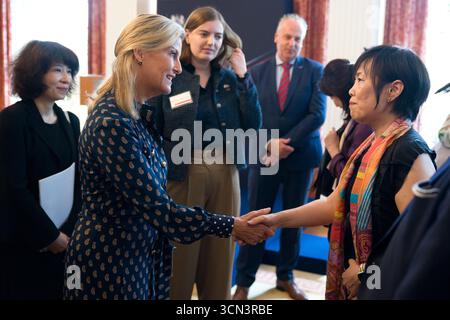 La duchesse d'Édimbourg lors de la réception de l'Initiative MUSUBI à la résidence de l'Ambassadeur à Tokyo, le premier jour de leur visite au Japon. La nouvelle initiative MUSUBI (« MUSUBI » signifie « connexion » en japonais) vise à établir des relations entre les personnes et les entreprises au Royaume-Uni et au Japon. Date de la photo : vendredi 19 septembre 2025. Banque D'Images