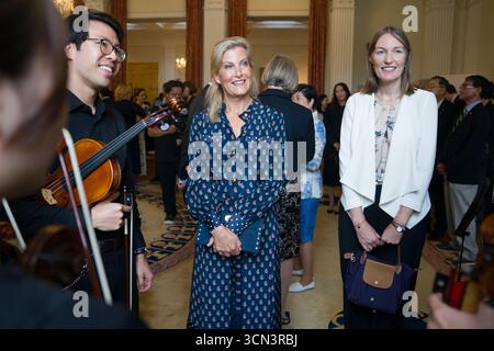 La duchesse d'Édimbourg lors de la réception de l'Initiative MUSUBI à la résidence de l'Ambassadeur à Tokyo, le premier jour de leur visite au Japon. La nouvelle initiative MUSUBI (« MUSUBI » signifie « connexion » en japonais) vise à établir des relations entre les personnes et les entreprises au Royaume-Uni et au Japon. Date de la photo : vendredi 19 septembre 2025. Banque D'Images