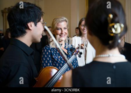 La duchesse d'Édimbourg lors de la réception de l'Initiative MUSUBI à la résidence de l'Ambassadeur à Tokyo, le premier jour de leur visite au Japon. La nouvelle initiative MUSUBI (« MUSUBI » signifie « connexion » en japonais) vise à établir des relations entre les personnes et les entreprises au Royaume-Uni et au Japon. Date de la photo : vendredi 19 septembre 2025. Banque D'Images