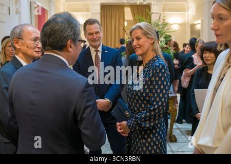 La duchesse d'Édimbourg lors de la réception de l'Initiative MUSUBI à la résidence de l'Ambassadeur à Tokyo, le premier jour de leur visite au Japon. La nouvelle initiative MUSUBI (« MUSUBI » signifie « connexion » en japonais) vise à établir des relations entre les personnes et les entreprises au Royaume-Uni et au Japon. Date de la photo : vendredi 19 septembre 2025. Banque D'Images