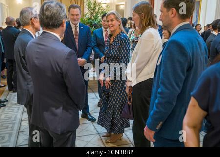 La duchesse d'Édimbourg lors de la réception de l'Initiative MUSUBI à la résidence de l'Ambassadeur à Tokyo, le premier jour de leur visite au Japon. La nouvelle initiative MUSUBI (« MUSUBI » signifie « connexion » en japonais) vise à établir des relations entre les personnes et les entreprises au Royaume-Uni et au Japon. Date de la photo : vendredi 19 septembre 2025. Banque D'Images
