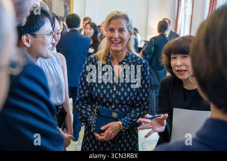 La duchesse d'Édimbourg lors de la réception de l'Initiative MUSUBI à la résidence de l'Ambassadeur à Tokyo, le premier jour de leur visite au Japon. La nouvelle initiative MUSUBI (« MUSUBI » signifie « connexion » en japonais) vise à établir des relations entre les personnes et les entreprises au Royaume-Uni et au Japon. Date de la photo : vendredi 19 septembre 2025. Banque D'Images
