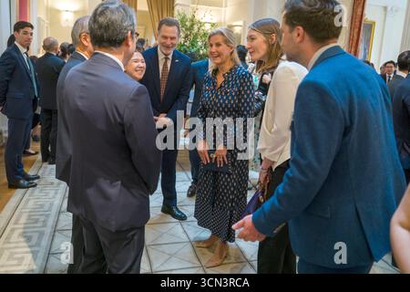 La duchesse d'Édimbourg lors de la réception de l'Initiative MUSUBI à la résidence de l'Ambassadeur à Tokyo, le premier jour de leur visite au Japon. La nouvelle initiative MUSUBI (« MUSUBI » signifie « connexion » en japonais) vise à établir des relations entre les personnes et les entreprises au Royaume-Uni et au Japon. Date de la photo : vendredi 19 septembre 2025. Banque D'Images