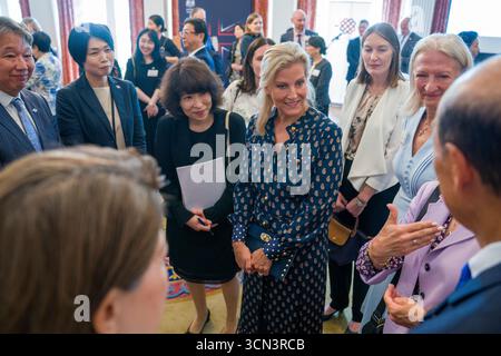 La duchesse d'Édimbourg lors de la réception de l'Initiative MUSUBI à la résidence de l'Ambassadeur à Tokyo, le premier jour de leur visite au Japon. La nouvelle initiative MUSUBI (« MUSUBI » signifie « connexion » en japonais) vise à établir des relations entre les personnes et les entreprises au Royaume-Uni et au Japon. Date de la photo : vendredi 19 septembre 2025. Banque D'Images