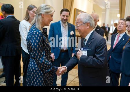 La duchesse d'Édimbourg lors de la réception de l'Initiative MUSUBI à la résidence de l'Ambassadeur à Tokyo, le premier jour de leur visite au Japon. La nouvelle initiative MUSUBI (« MUSUBI » signifie « connexion » en japonais) vise à établir des relations entre les personnes et les entreprises au Royaume-Uni et au Japon. Date de la photo : vendredi 19 septembre 2025. Banque D'Images