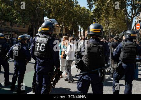 Toulouse, France. 09 octobre 2025. Deux femmes face à la police anti-émeute. Mobilisation inter-syndicale le 18 septembre Journée nationale de grèves et manifestations contre les politiques d’austérité budgétaire, pour la défense du monde du travail et de la justice sociale, organisée par la coalition inter-syndicale (UNSA, CFDT, CGT, FO, CGC, CFTC, solidaires, FSU). France, Toulouse, 18 septembre 2025. Photo de Patricia Huchot-Boissier/ABACAPRESS.COM crédit : Abaca Press/Alamy Live News Banque D'Images