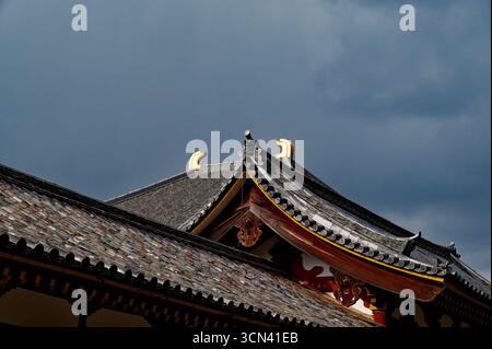Toits en tuiles ornées du temple Todai-ji à Nara contre un ciel orageux Banque D'Images