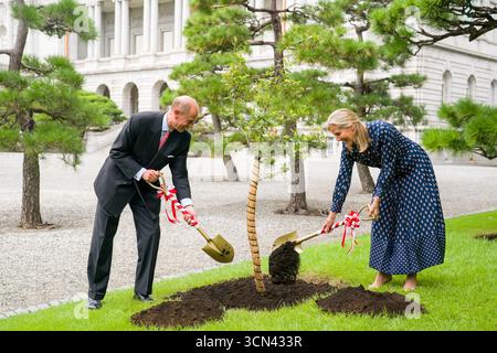 Le duc et la duchesse d'Édimbourg plantent un jeune arbre de chêne prélevé sur l'arbre planté par la reine Élisabeth II lors de la visite d'État en 1975, pour symboliser la relation étroite entre la Maison royale et la Maison impériale à la résidence Akasaka à Tokyo, le premier jour de leur visite au Japon. Date de la photo : vendredi 19 septembre 2025. Banque D'Images