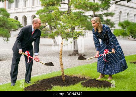 Le duc et la duchesse d'Édimbourg plantent un jeune arbre de chêne prélevé sur l'arbre planté par la reine Élisabeth II lors de la visite d'État en 1975, pour symboliser la relation étroite entre la Maison royale et la Maison impériale à la résidence Akasaka à Tokyo, le premier jour de leur visite au Japon. Date de la photo : vendredi 19 septembre 2025. Banque D'Images