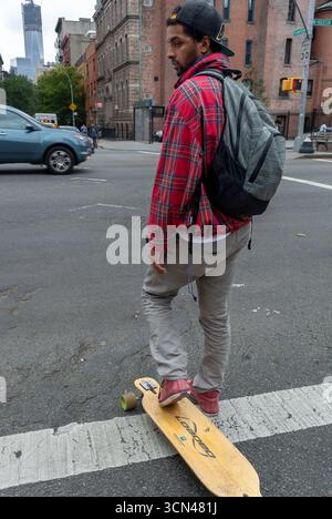 New York City, NY, États-Unis, jeune homme, asiatique, on Street with Skateboard, Soho, Standing Alone from Behind, soho ny location Banque D'Images