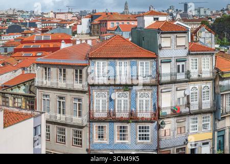 Façades historiques et toits en tuiles rouges à Porto Portugal avec balcons ornés et tuiles décoratives. Architecture de la vieille ville, urbain, destination de voyage Banque D'Images