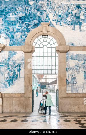 Panneaux de tuiles azulejo représentant des scènes portugaises à Sao Bento Station Porto. Peintures murales en céramique bleue et blanche, Archway en pierre, Art du patrimoine culturel Banque D'Images