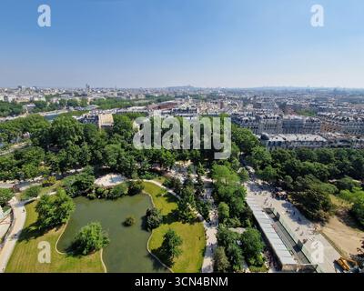 Paris, France - 8 juin 2023 : vue d'ensemble de Paris vue de la Tour Eiffel par une journée ensoleillée. Banque D'Images