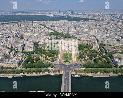 Paris, France - 8 juin 2023 : vue d'ensemble de Paris vue de la Tour Eiffel par une journée ensoleillée. Banque D'Images