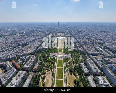 Paris, France - 8 juin 2023 : vue d'ensemble de Paris vue de la Tour Eiffel par une journée ensoleillée. Banque D'Images
