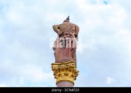 Heidelberg, Allemagne - 8 juin 2025 : vue verticale d'une statue d'Hercule au sommet d'une grande colonne à Heidelberg, Allemagne, avec un pigeon perché sur la figure Banque D'Images