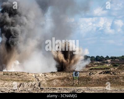 Explosions vues alors que des soldats d'infanterie polonais des Forces de défense territoriale s'entraînent à tirer à vue sous couvert lors de la journée médiatique Iron Defender 25. L’exercice Iron Defender 25 est l’événement d’entraînement le plus important et le plus important planifié par et pour les forces armées polonaises. Il s'agit d'une série d'exercices défensifs menés sur terre, dans les airs et sur l'eau par les forces terrestres, aériennes, navales, spéciales et territoriales de défense. Trente mille soldats et 600 pièces d'équipement des forces armées polonaises et des alliés de l'OTAN y participent. Banque D'Images