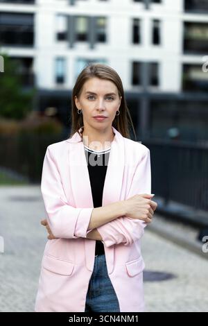 belle femme dans une veste lumineuse regardant la caméra Banque D'Images