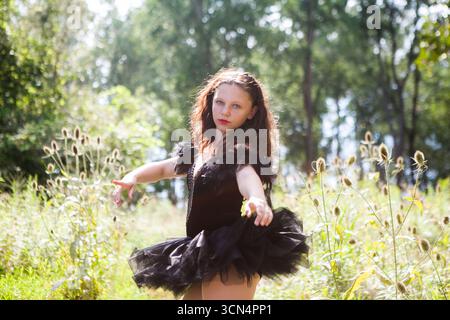 jeune femme dansant en léotard noir Banque D'Images